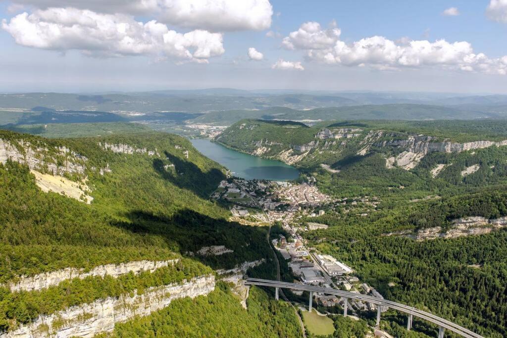 Joli Appartement En Face De Lac Nantua Eksteriør bilde